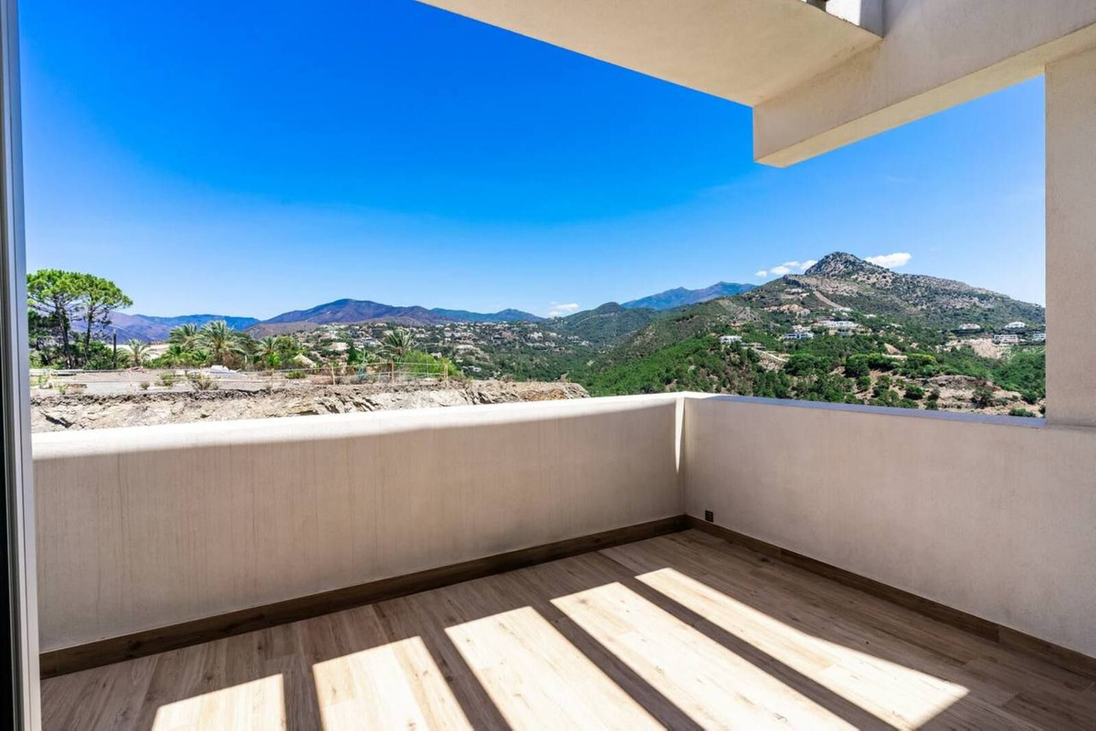 4 Bedroom Penthouse in Benahavís - Photo 19