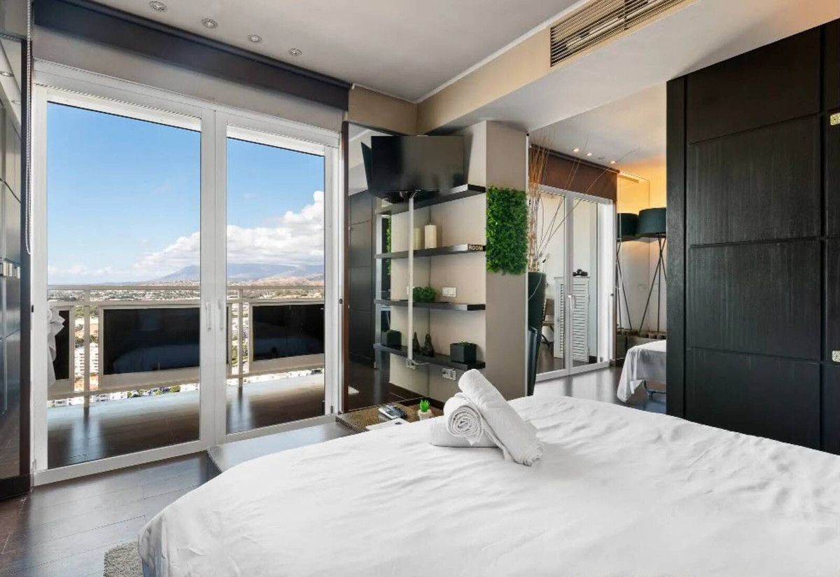 1 Bedroom Apartment in Marbella - Photo 5