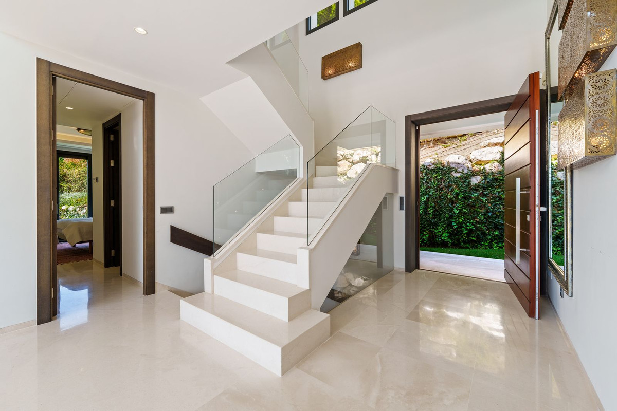 6 Bedroom Villa in Marbella - Photo 28