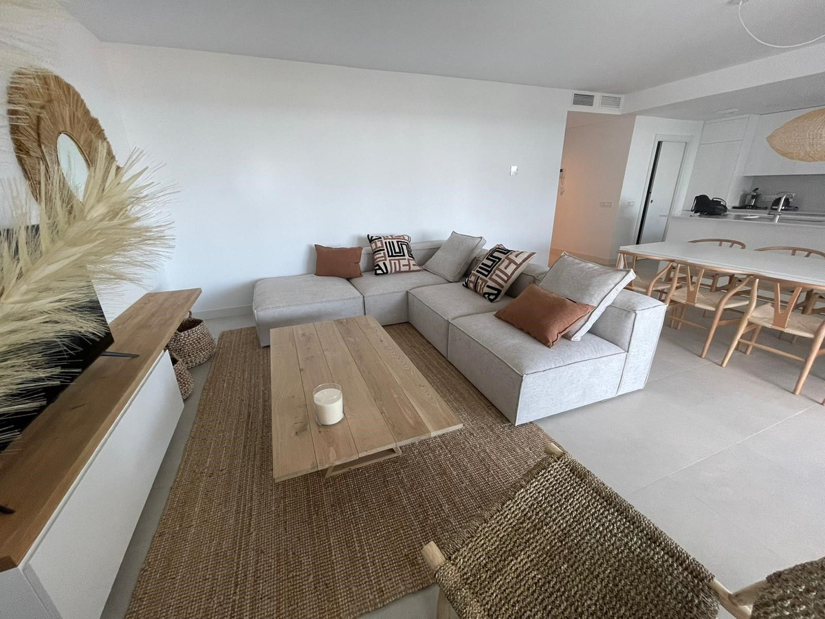 4 Bedroom Apartment in Estepona - Photo 12