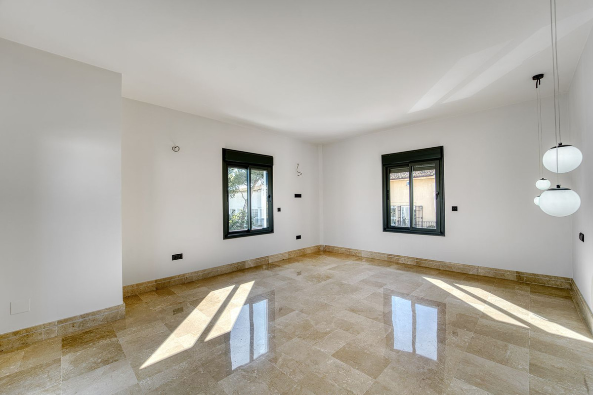 5 Bedroom Villa in Marbella - Photo 17