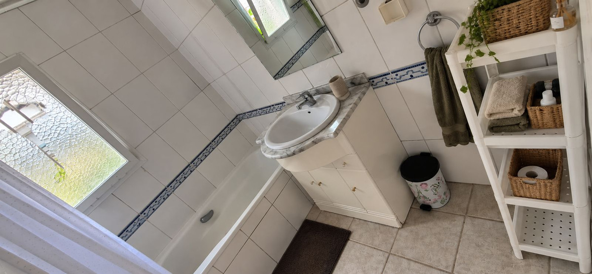 2 Bedroom Townhouse in Marbella - Photo 10