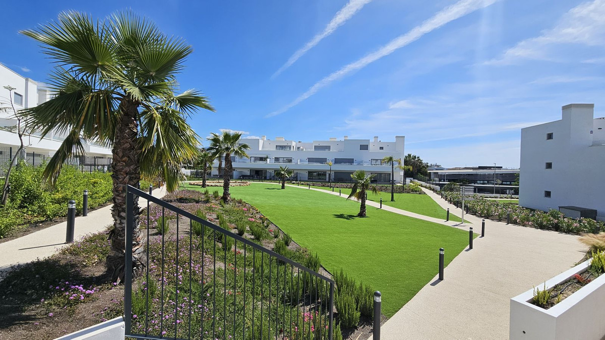 2 Bedroom Apartment in Estepona - Photo 51