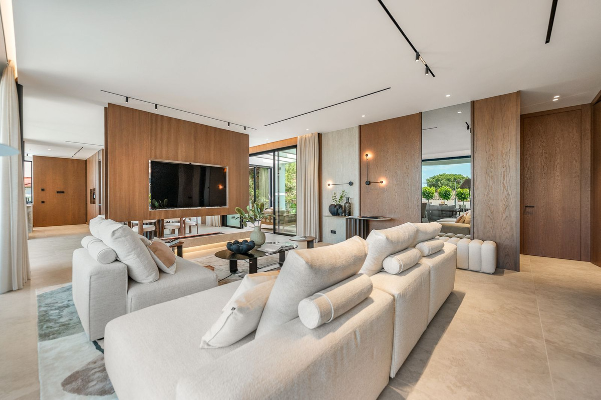 6 Bedroom Villa in Marbella - Photo 8