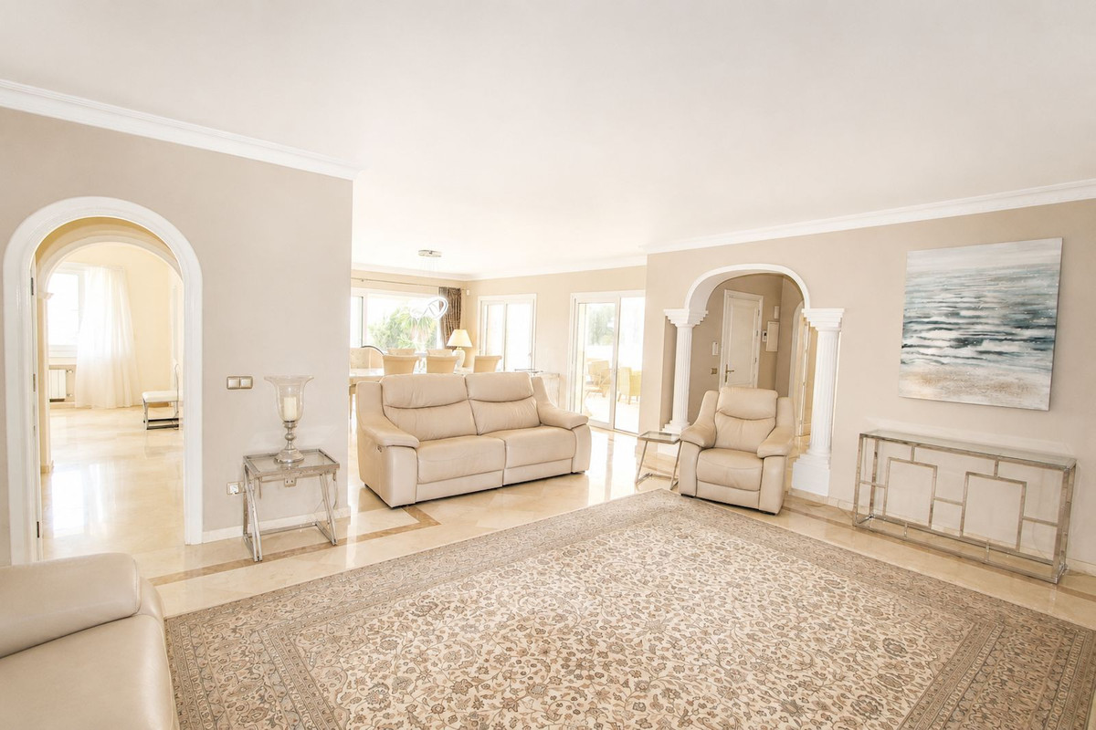 4 Bedroom Villa in Marbella - Photo 6