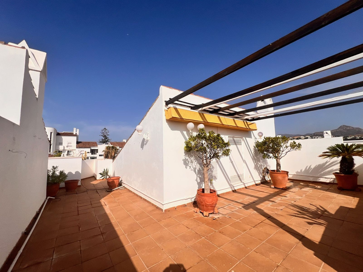 2 Bedroom Penthouse in Estepona - Photo 20