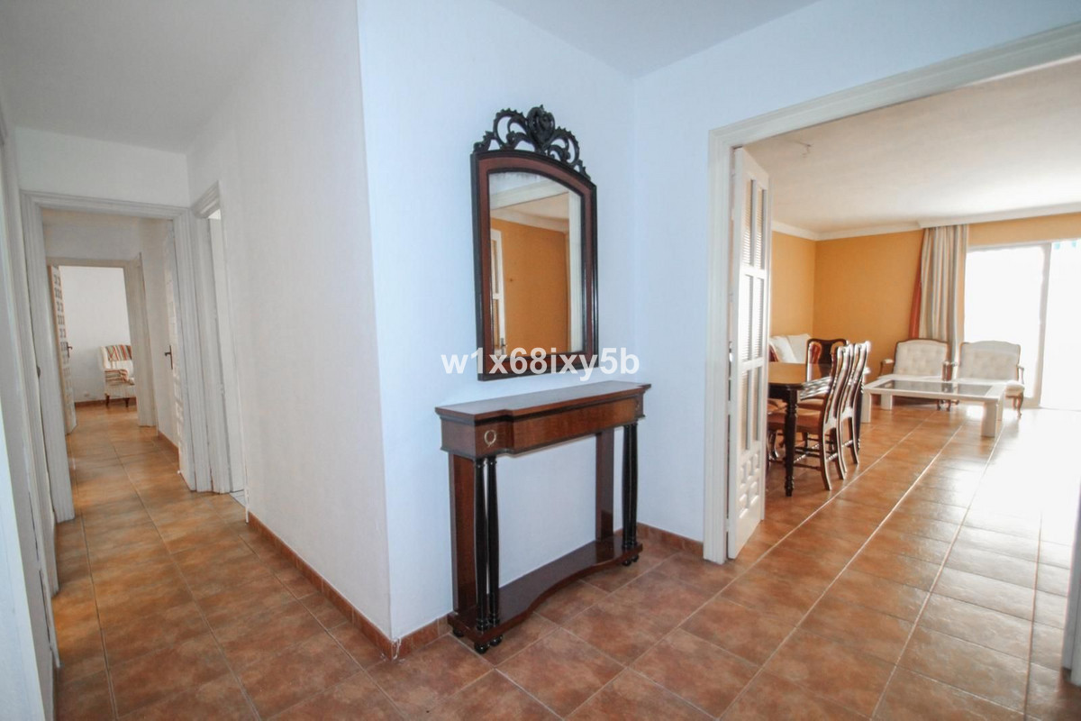 3 Bedroom Apartment in Marbella - Photo 2