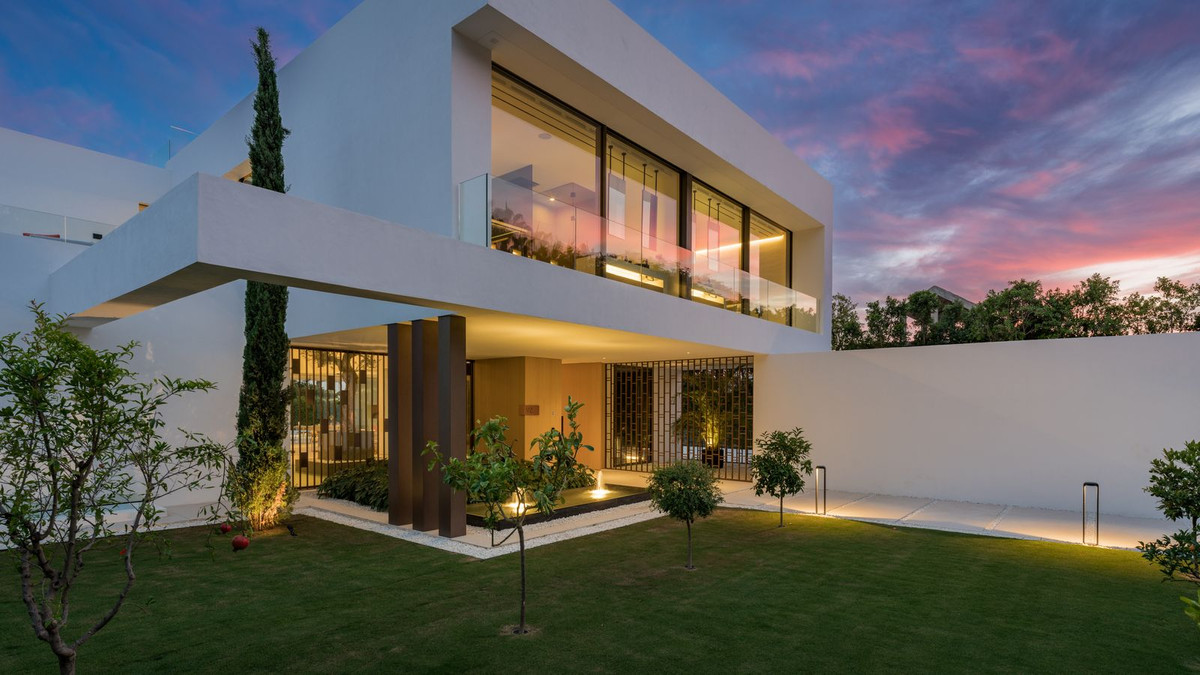 5 Bedroom Villa in Marbella - Photo 2