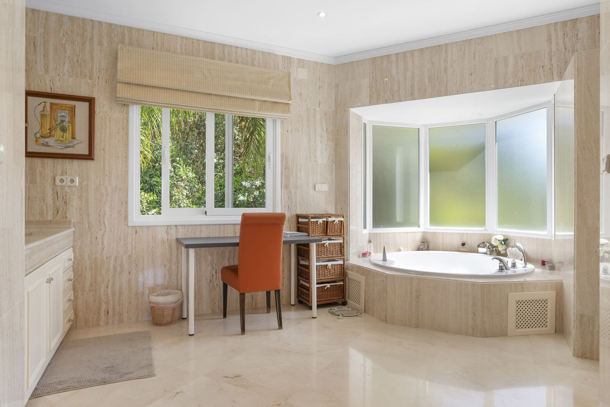 6 Bedroom Villa in Estepona - Photo 18