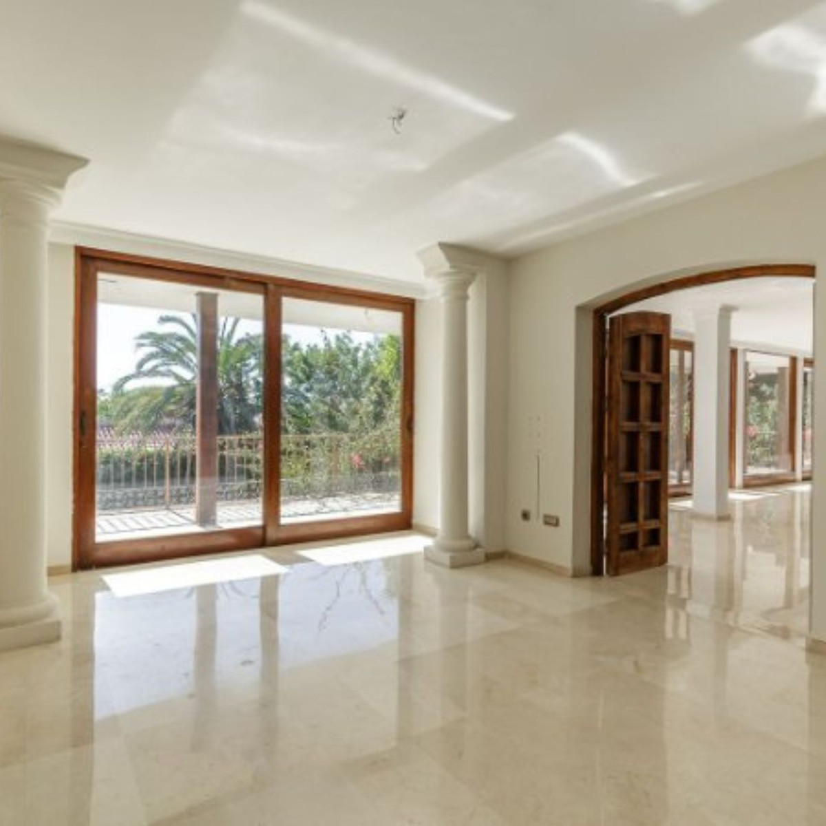 8 Bedroom Villa in Marbella - Photo 8
