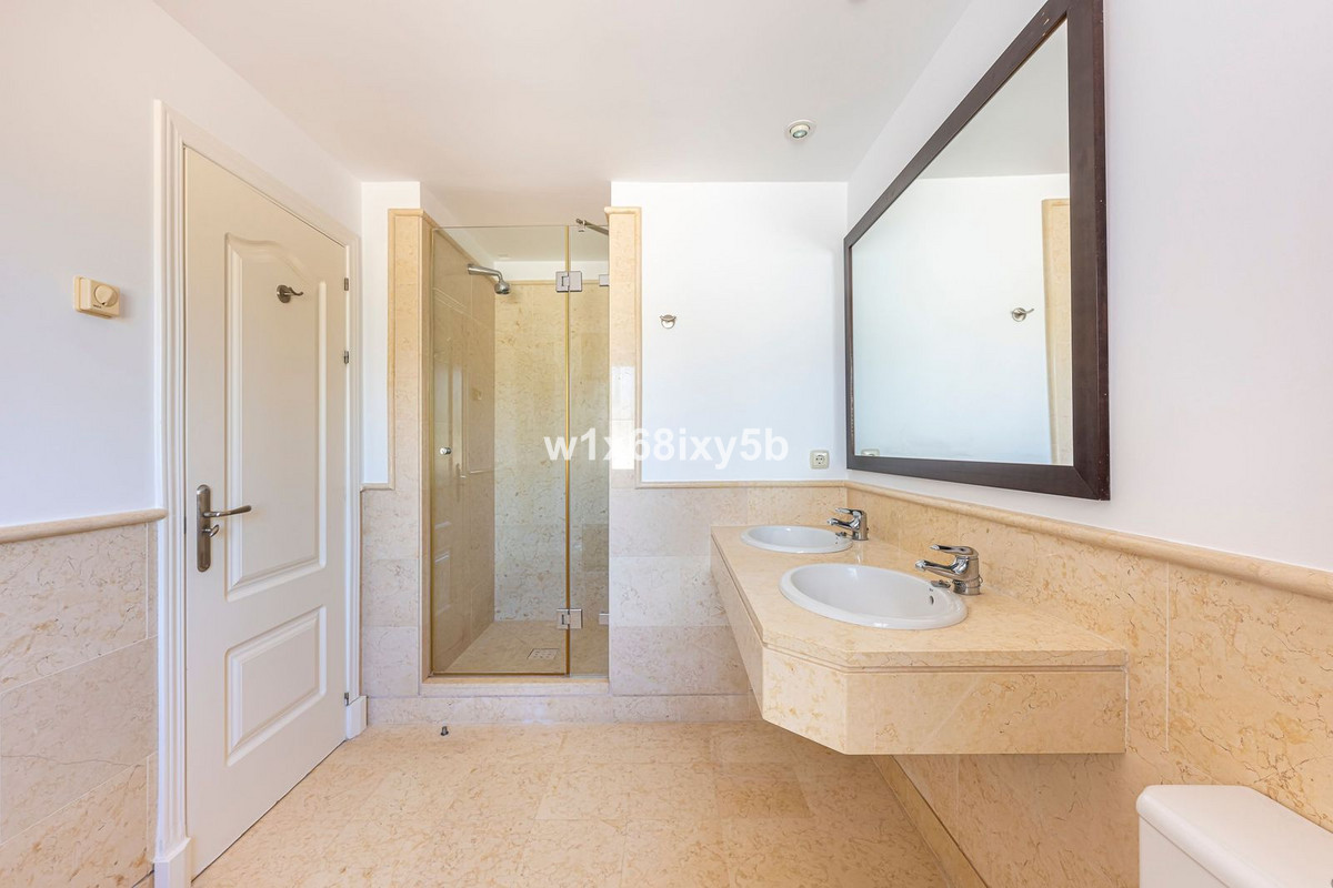 3 Bedroom Penthouse in Benahavís - Photo 20