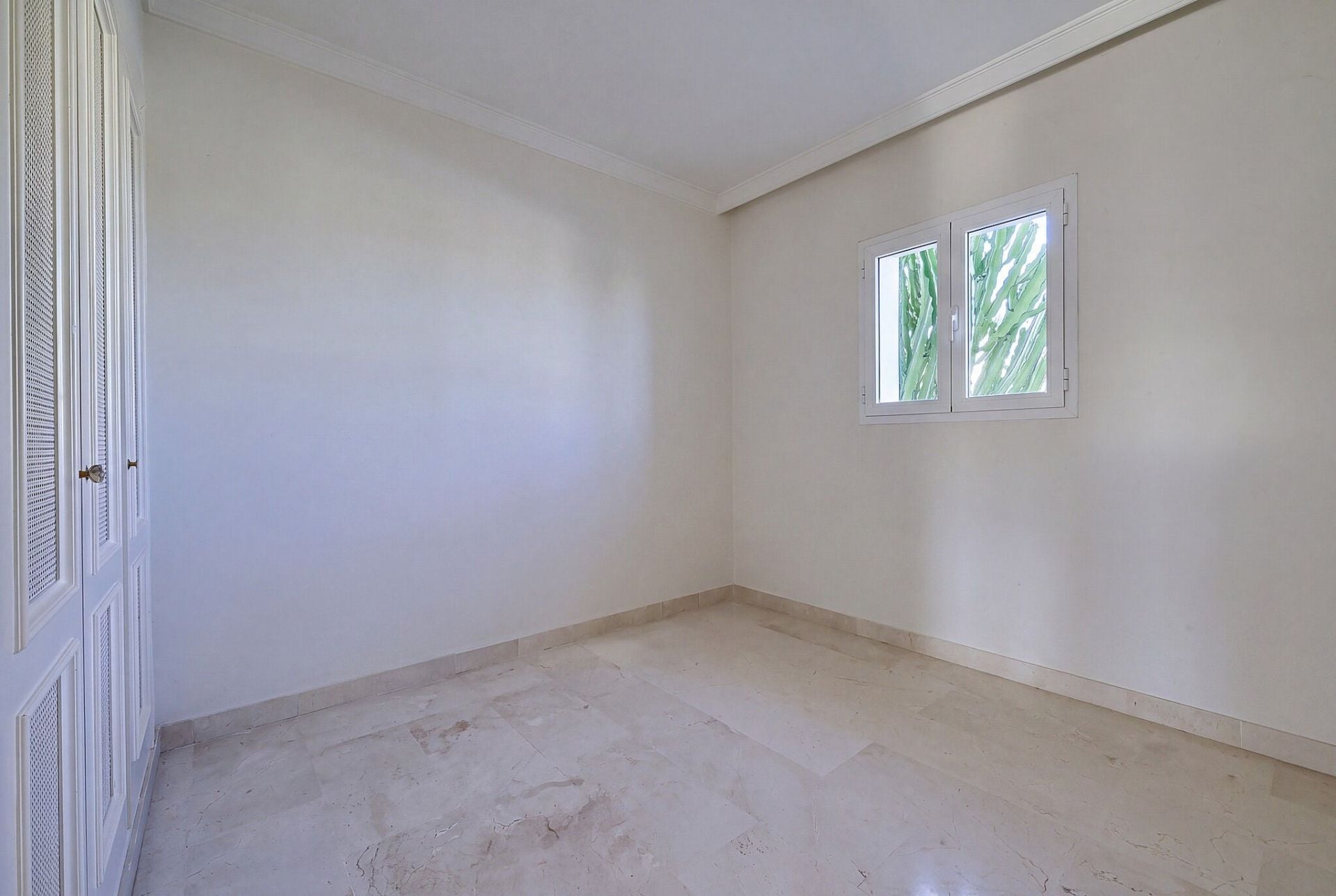 2 Bedroom Apartment in Benahavís - Photo 11
