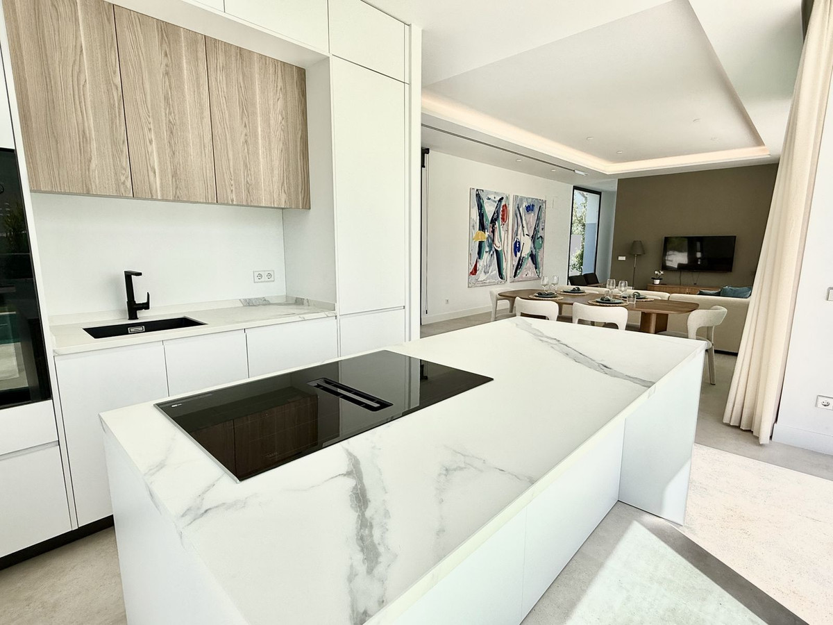 6 Bedroom Villa in Estepona - Photo 17
