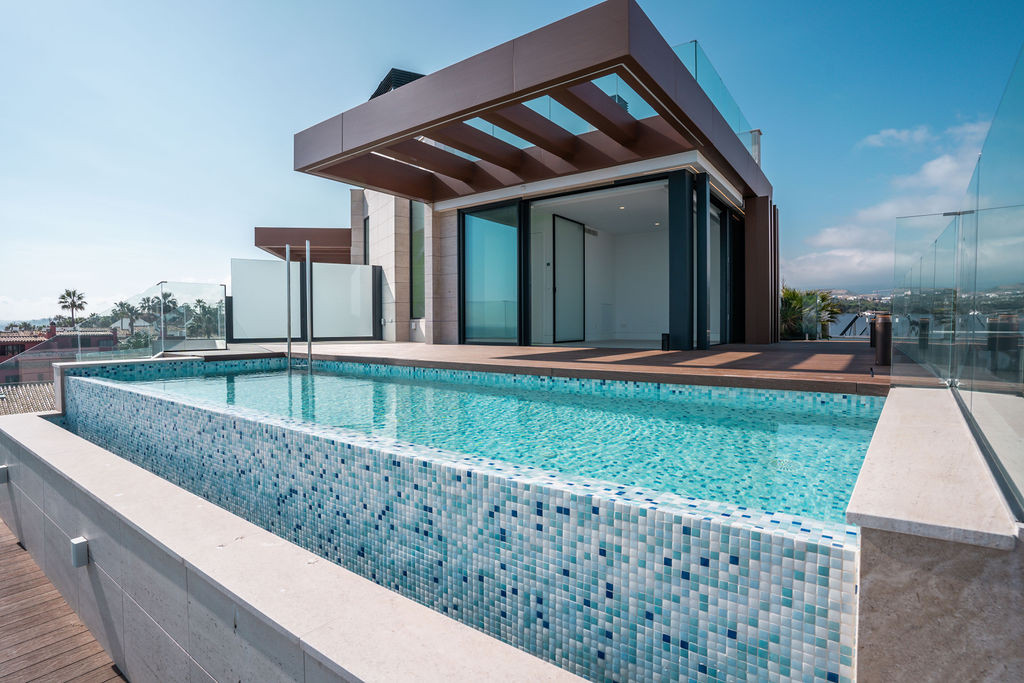 4 Bedroom Penthouse in Estepona - Photo 12