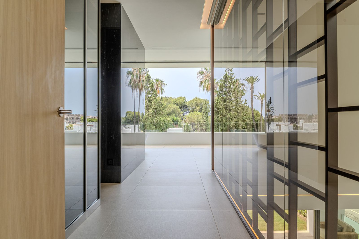 4 Bedroom Villa in Marbella - Photo 26