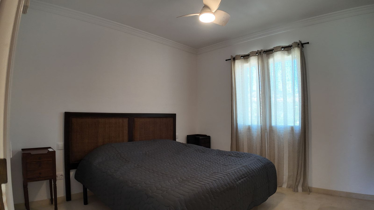 4 Bedroom Townhouse in Benahavís - Photo 27