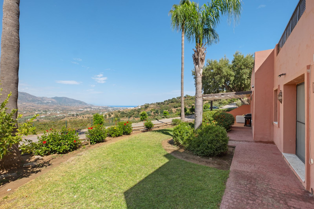2 Bedroom Apartment in Marbella - Photo 23