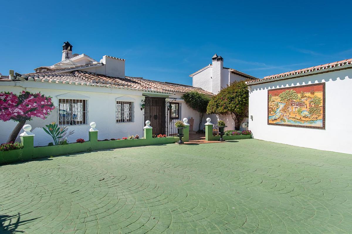 4 Bedroom Villa in Estepona - Photo 19