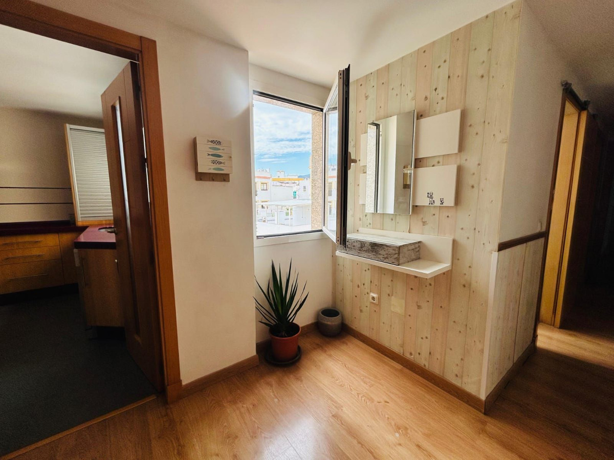 4 Bedroom Penthouse in Torremolinos - Photo 12