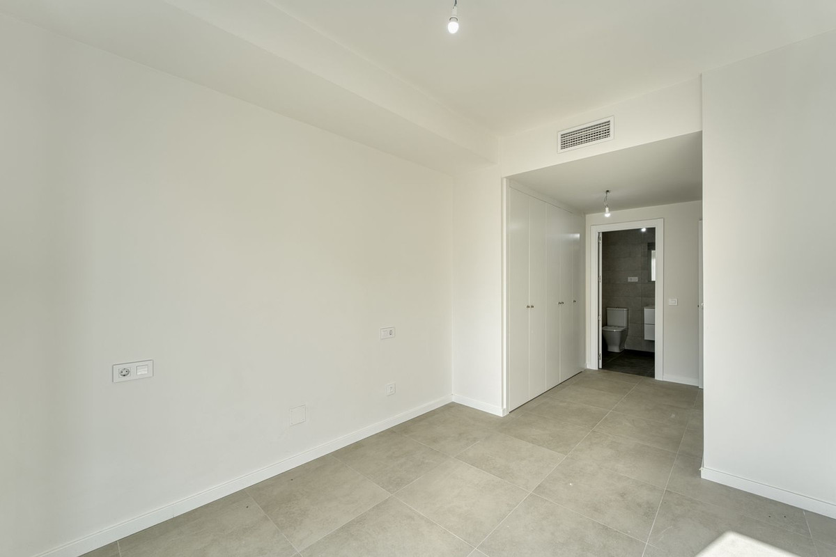 2 Bedroom Apartment in Torremolinos - Photo 7