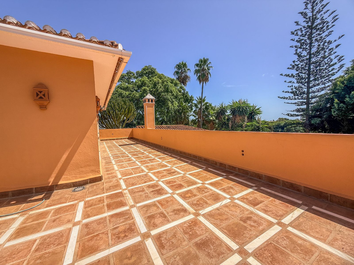6 Bedroom Villa in Estepona - Photo 37