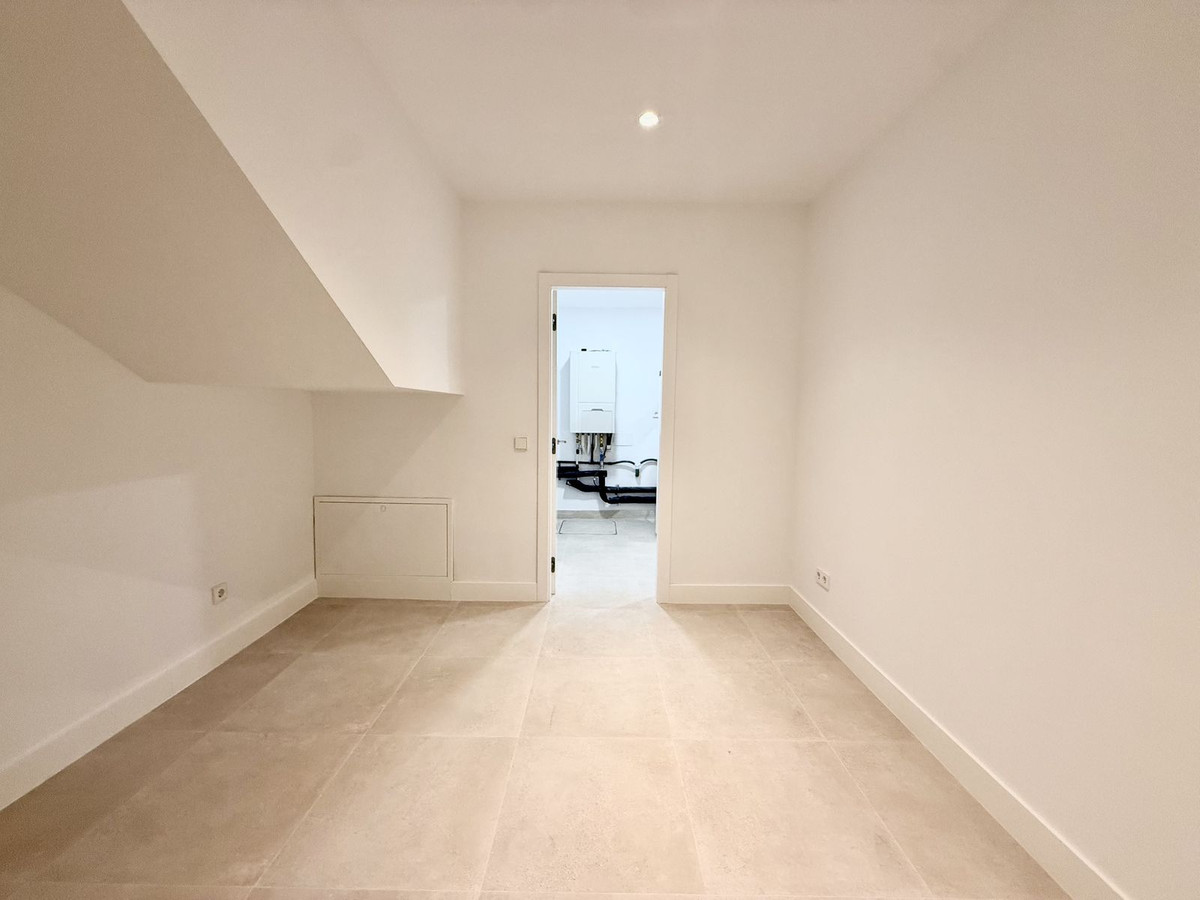 6 Bedroom Villa in Estepona - Photo 40