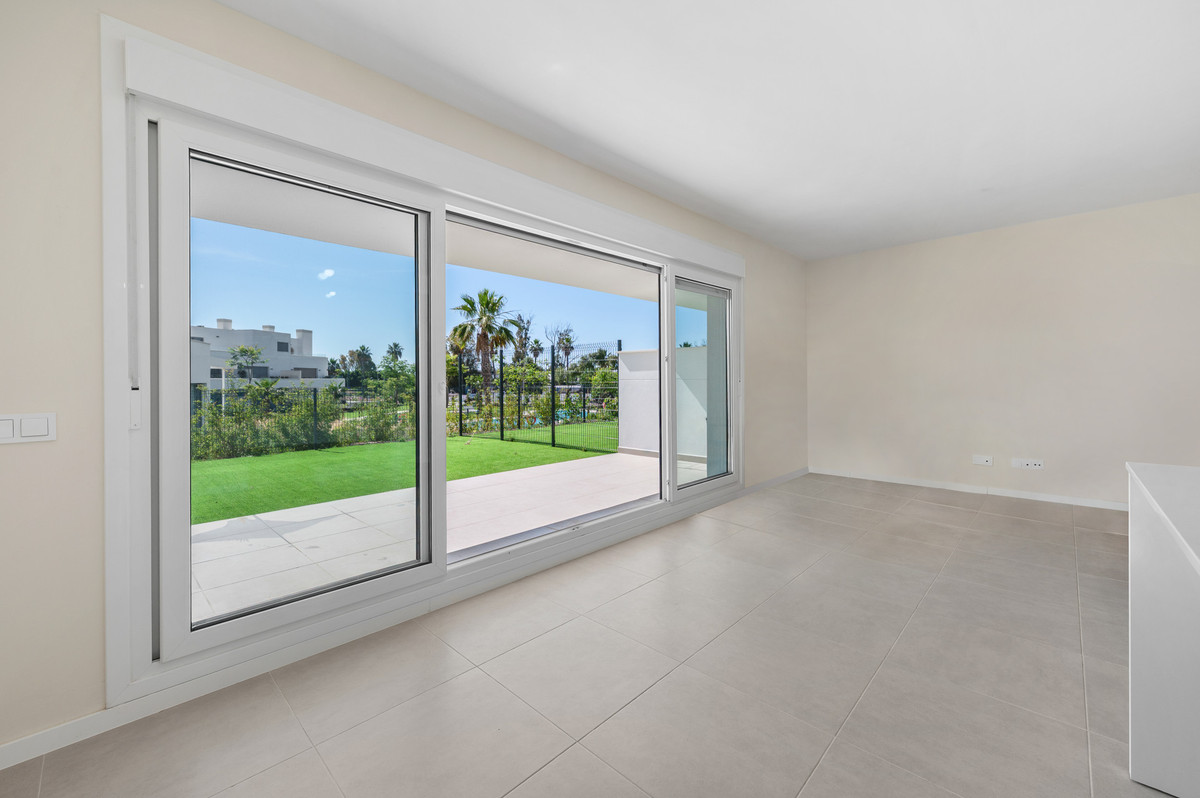 2 Bedroom Apartment in Estepona - Фото 8