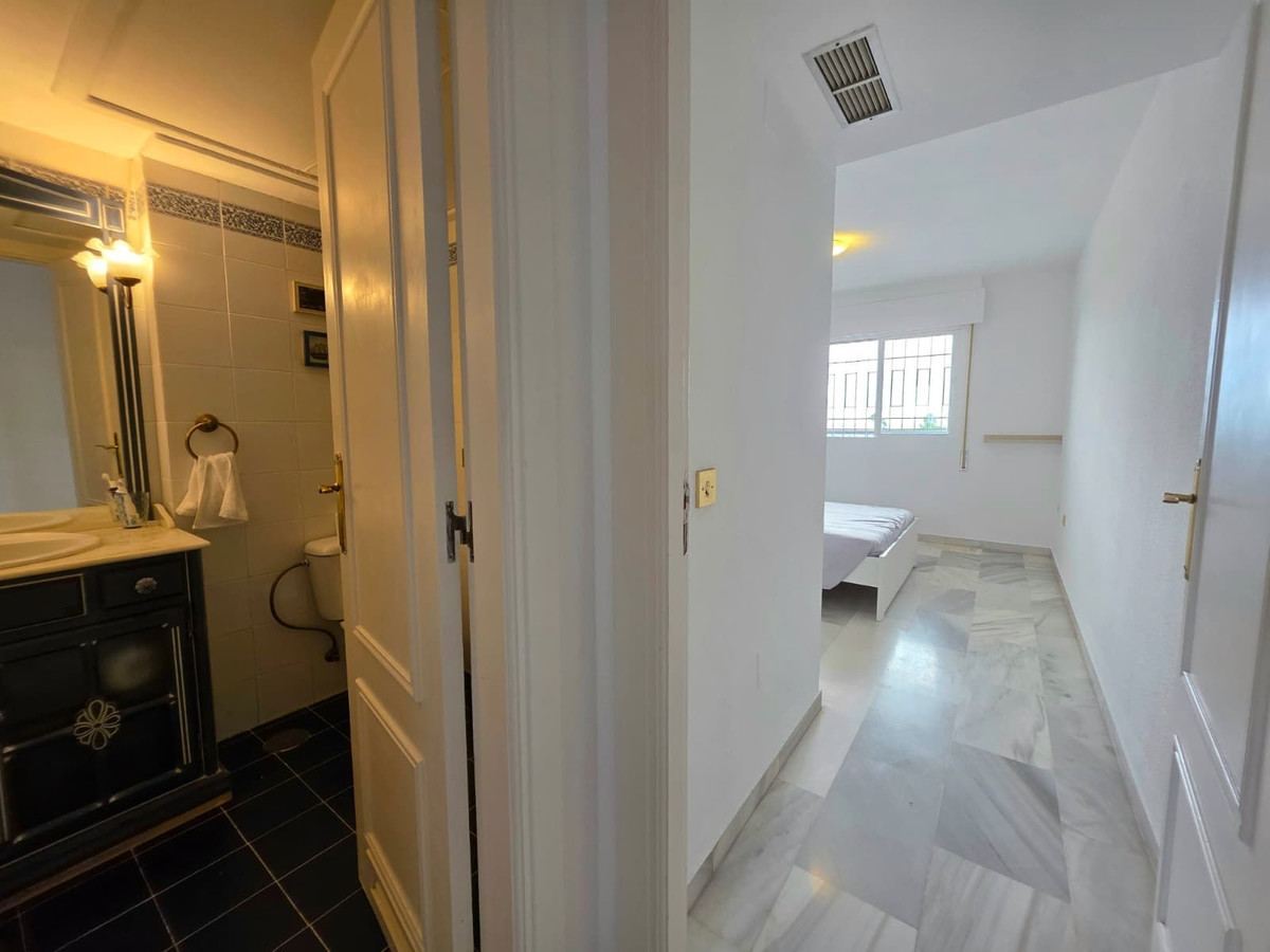 Piso de 2 dormitorios con piscina en Málaga – Foto 8