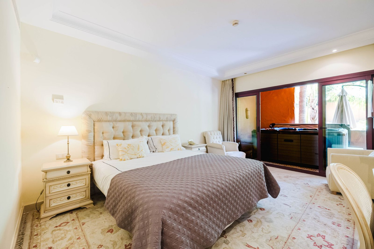 2 Bedroom Apartment in Estepona - Photo 3