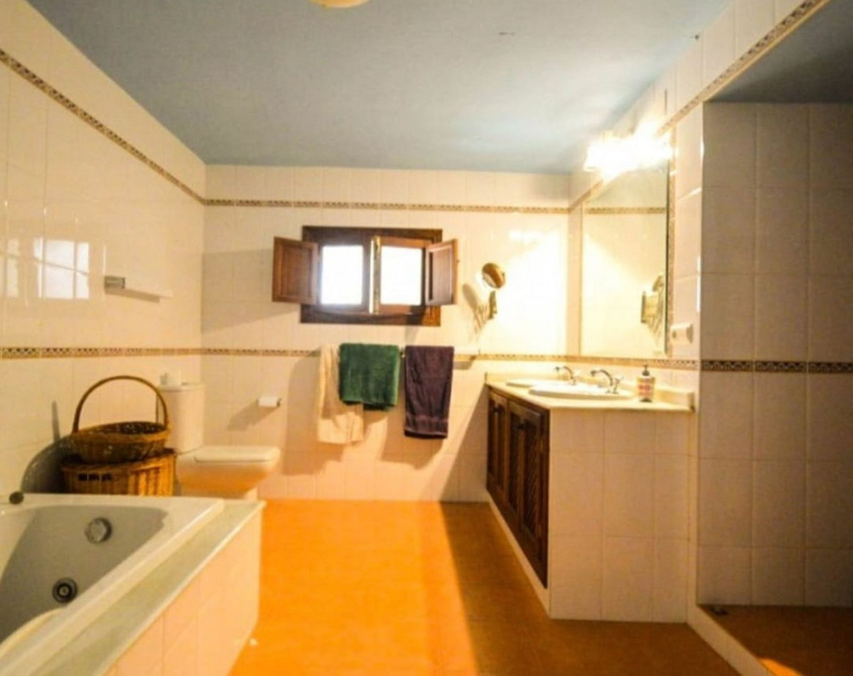 8 Bedroom Country house in Antequera - Photo 23