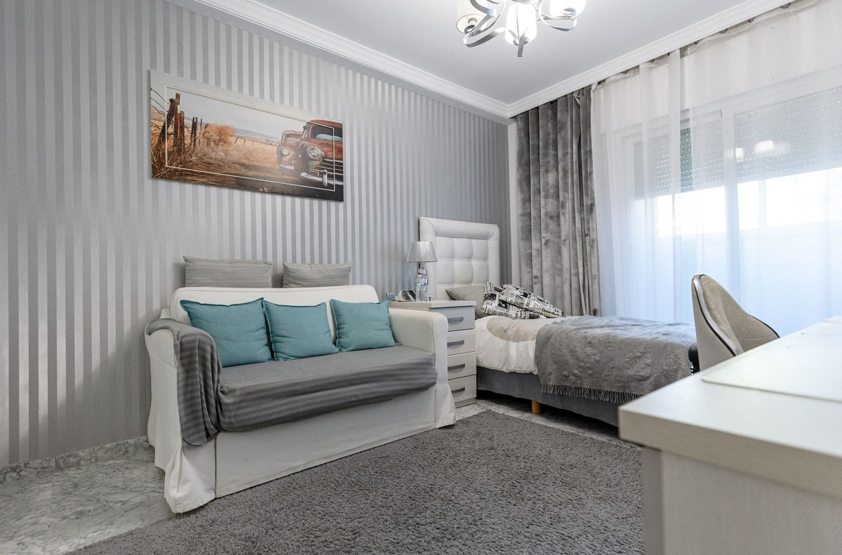 3 Bedroom Apartment in Benalmádena - Photo 23