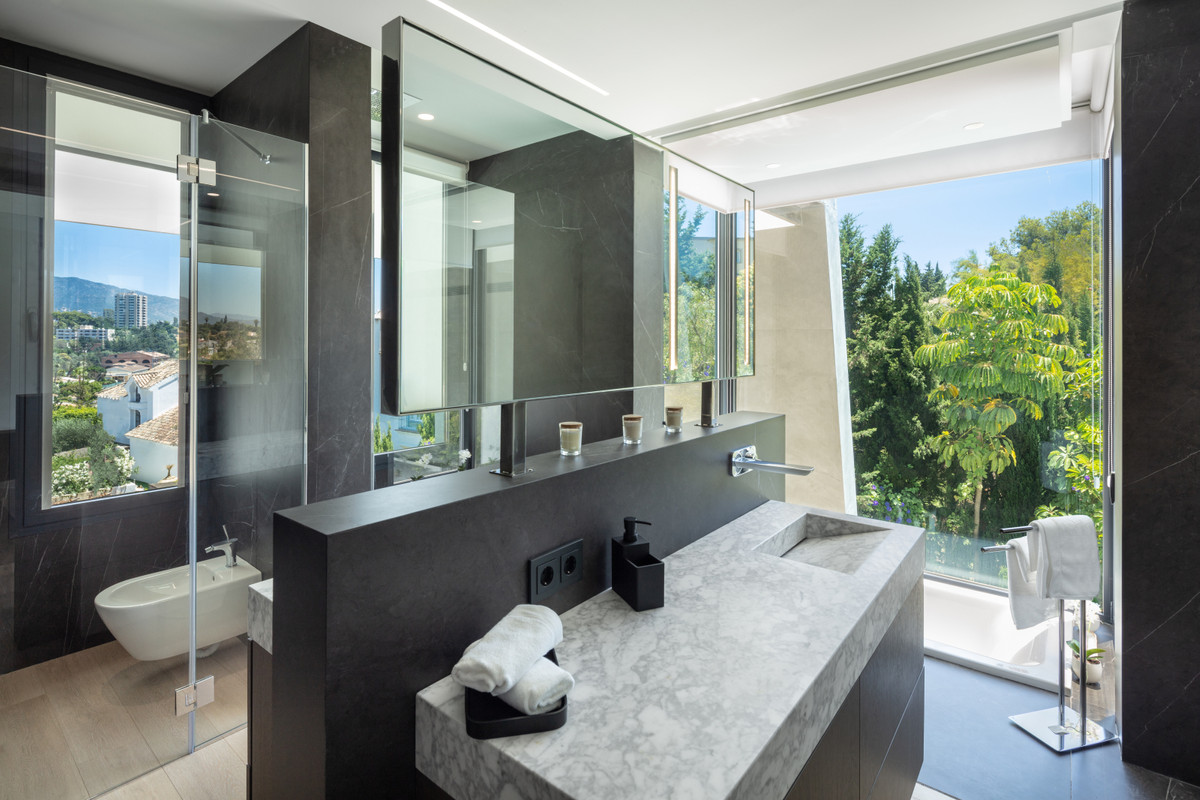 5 Bedroom Villa in Marbella - Photo 18