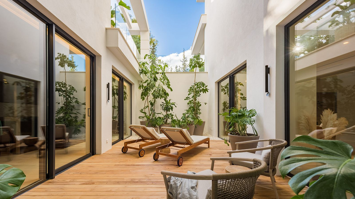 5 Bedroom Villa in Estepona - Photo 9