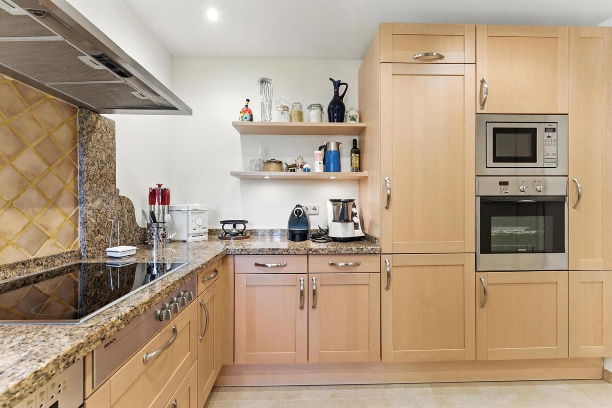 2 Bedroom Apartment in Estepona - Photo 28