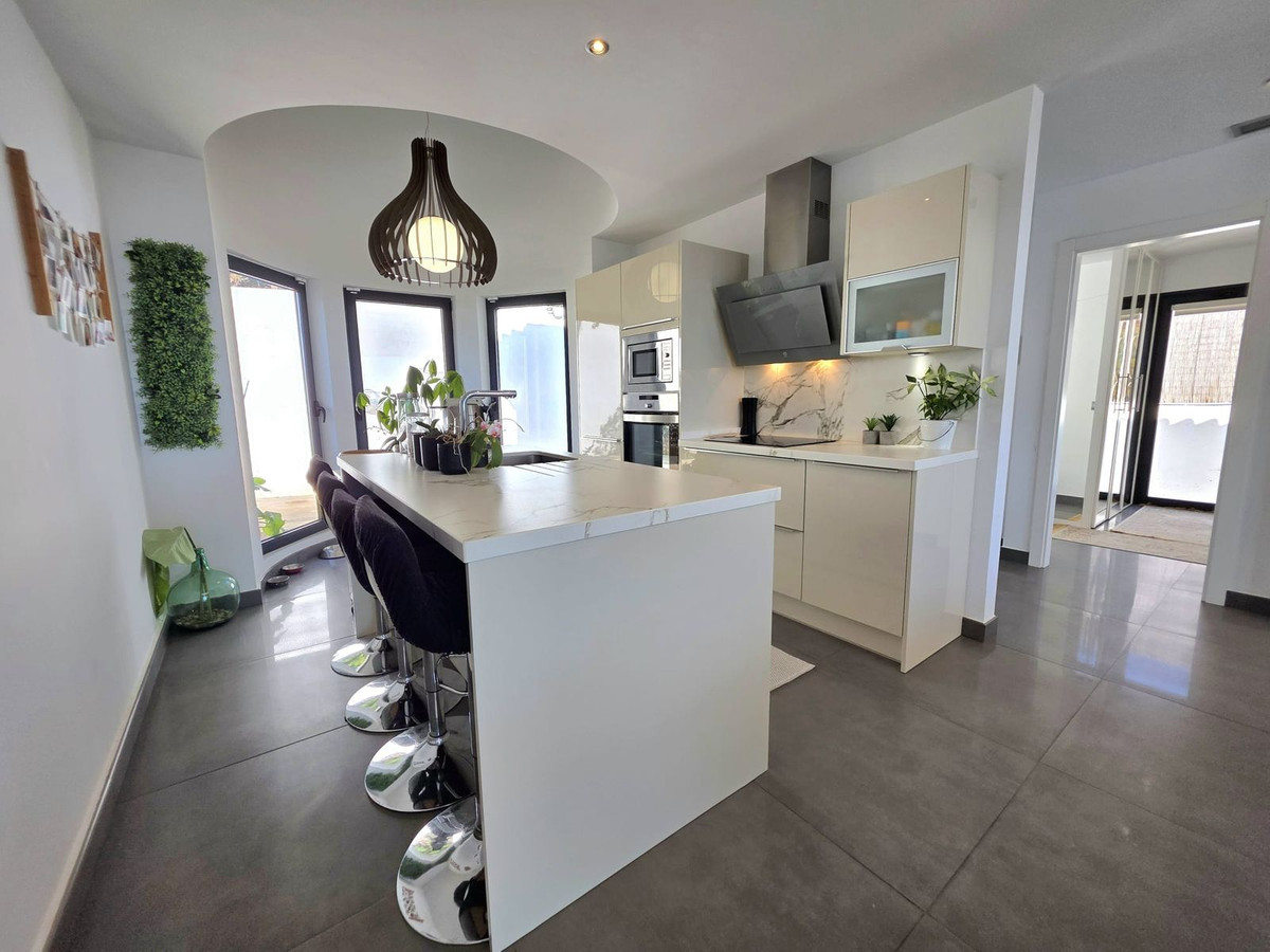 4 Bedroom Villa in Estepona - Photo 16