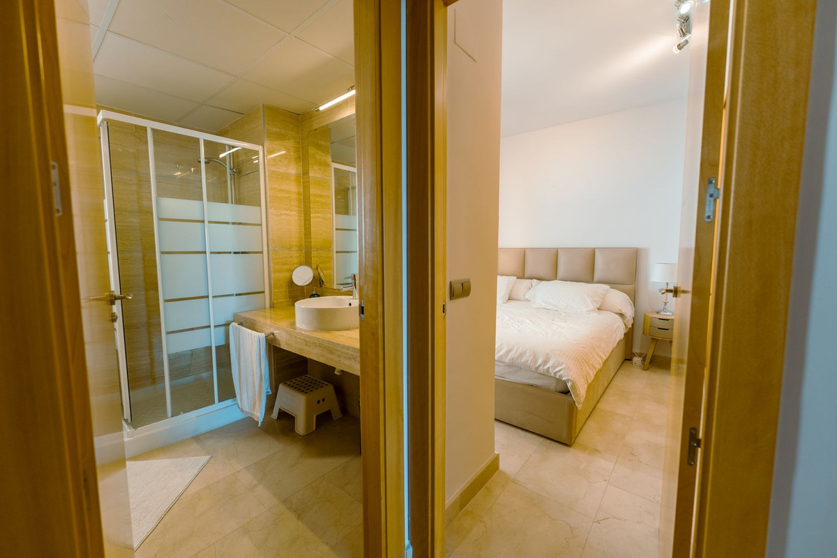 2 Bedroom Apartment in Estepona - Photo 25