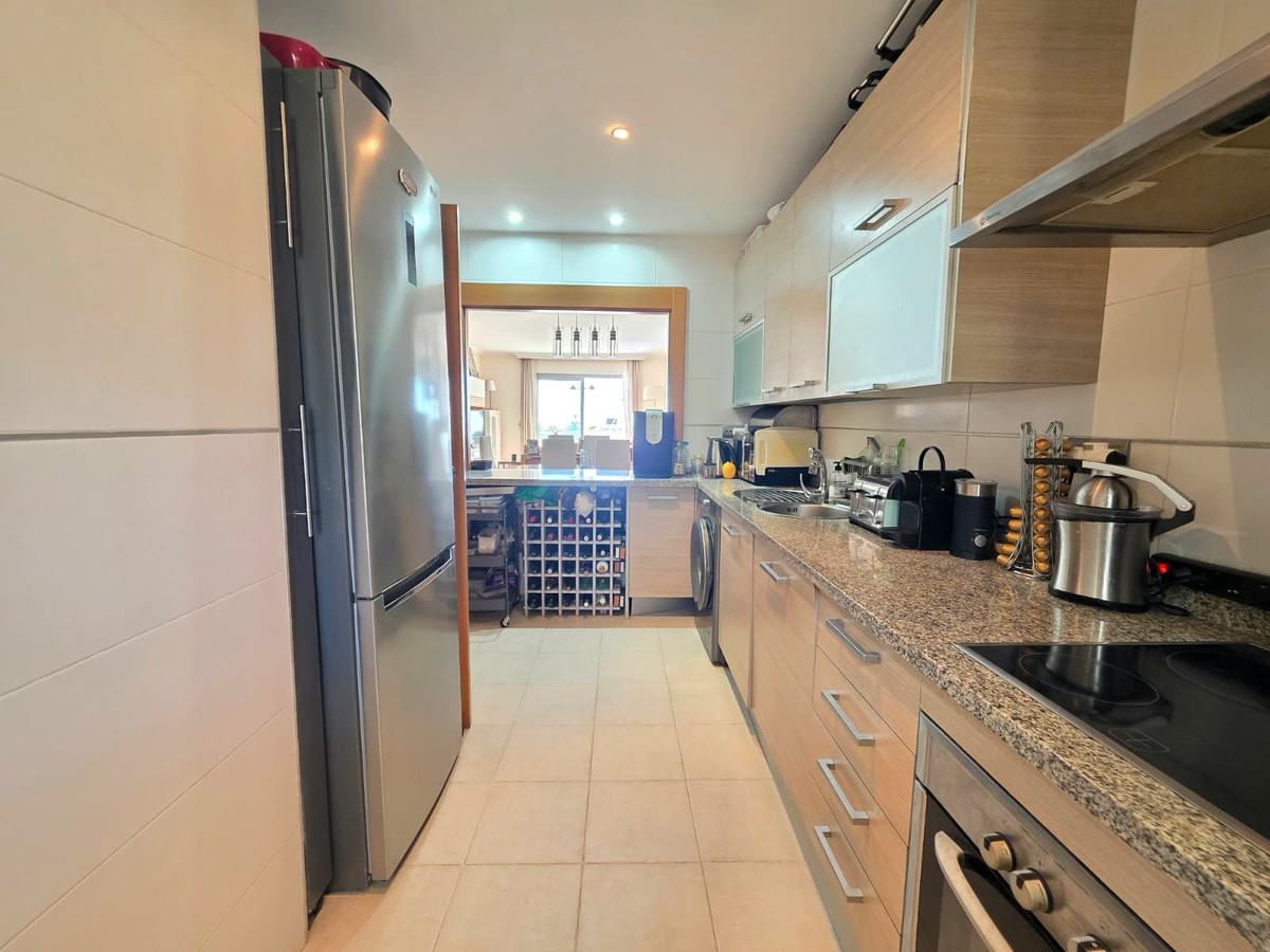 2 Bedroom Apartment in Estepona - Photo 9
