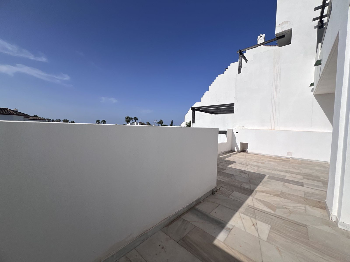 2 Bedroom Apartment in Estepona - Photo 4