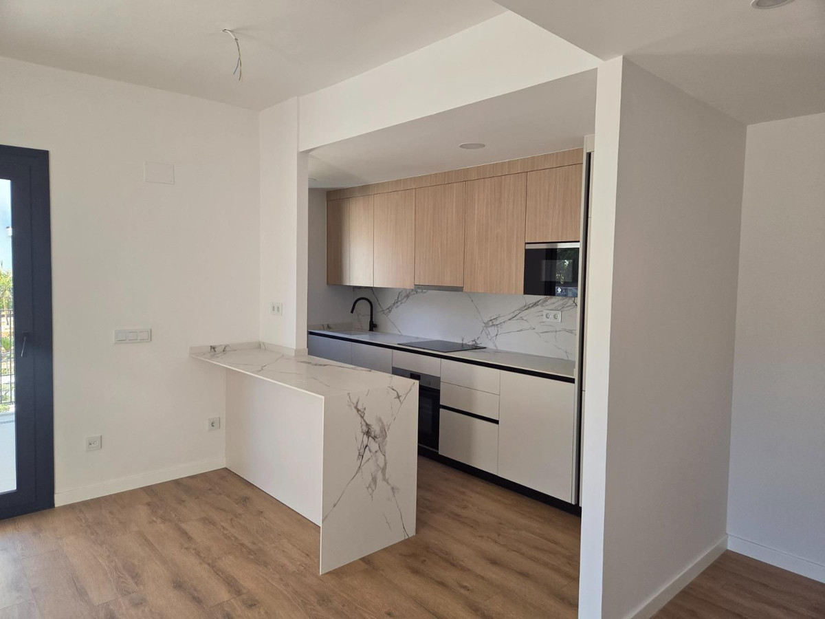 3 Bedroom Apartment in Estepona - Photo 11