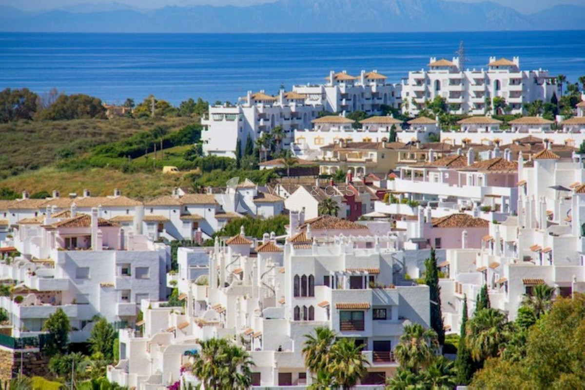 2 Bedroom Apartment in Estepona - Photo 36