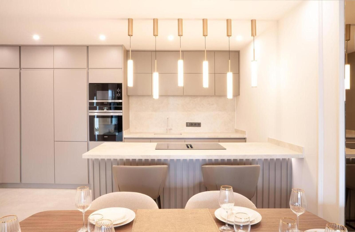 3 Bedroom Apartment in Estepona - Photo 2