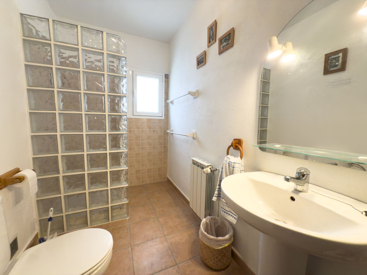 6 Bedroom Townhouse in Tolox - Photo 14