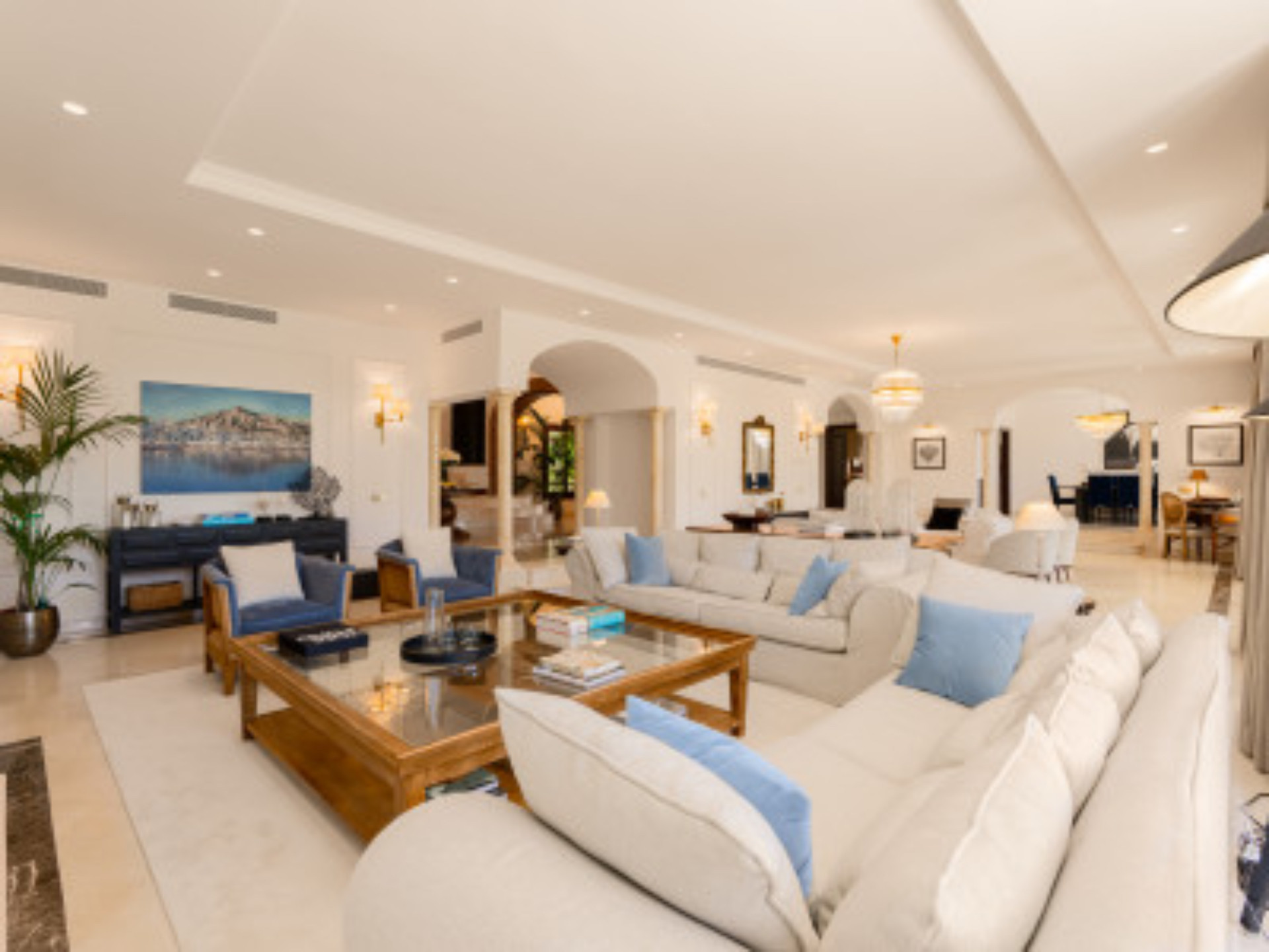 6 Bedroom Villa in Marbella - Photo 2
