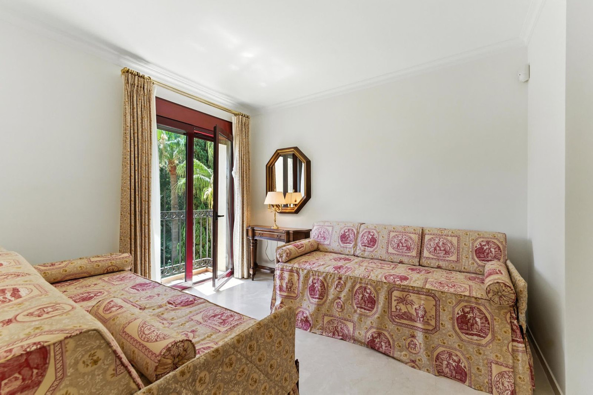 2 Bedroom Apartment in Estepona - Photo 27