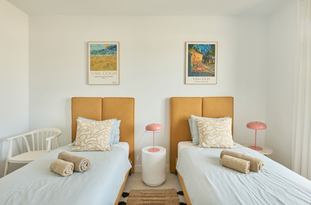 2 Bedroom Apartment in Estepona - Photo 13