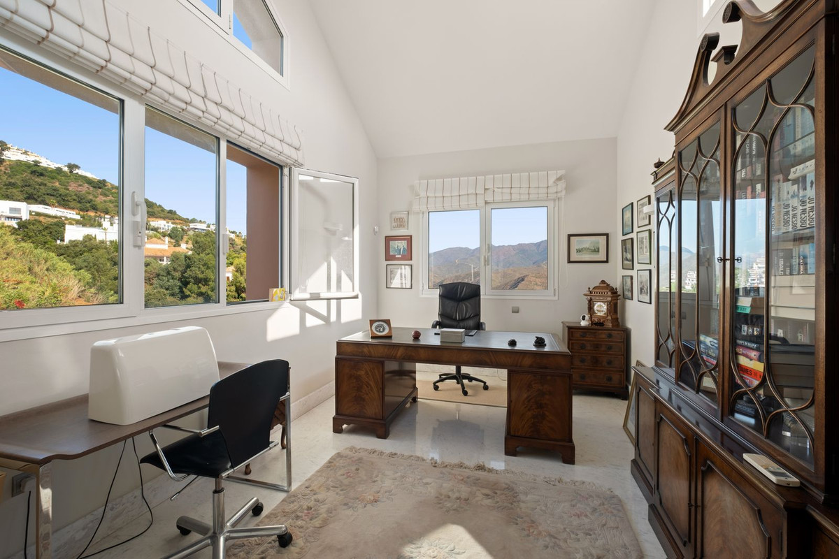5 Bedroom Villa in Marbella - Photo 21