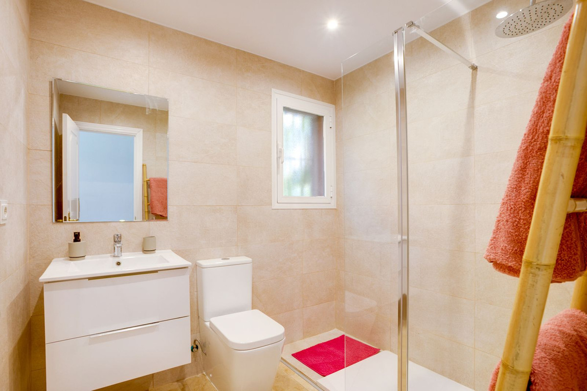 2 Bedroom Apartment in Estepona - Photo 9