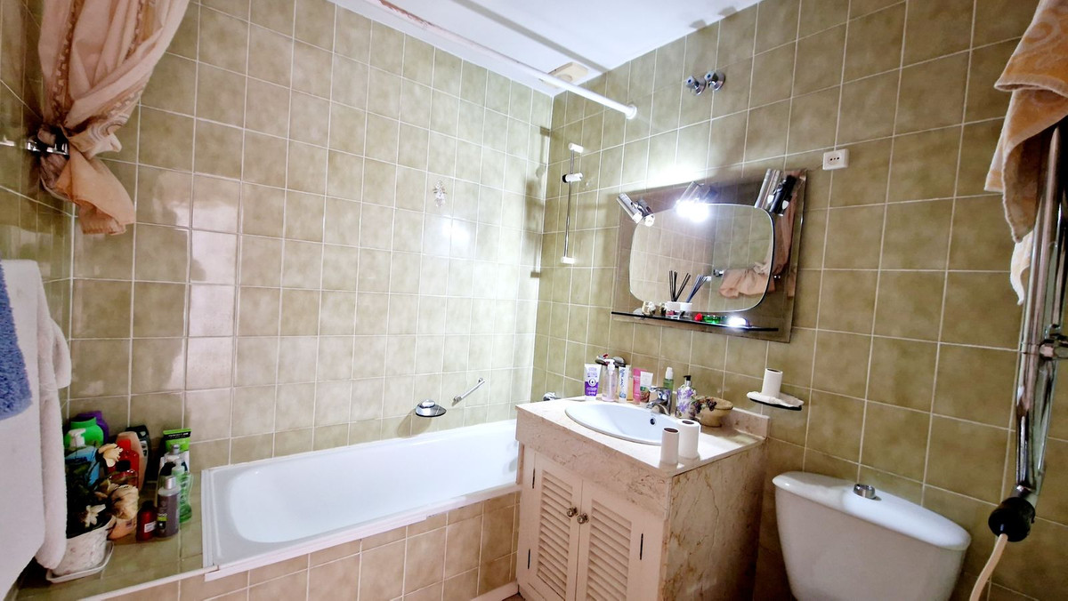 2 Bedroom Apartment in Estepona - Photo 17