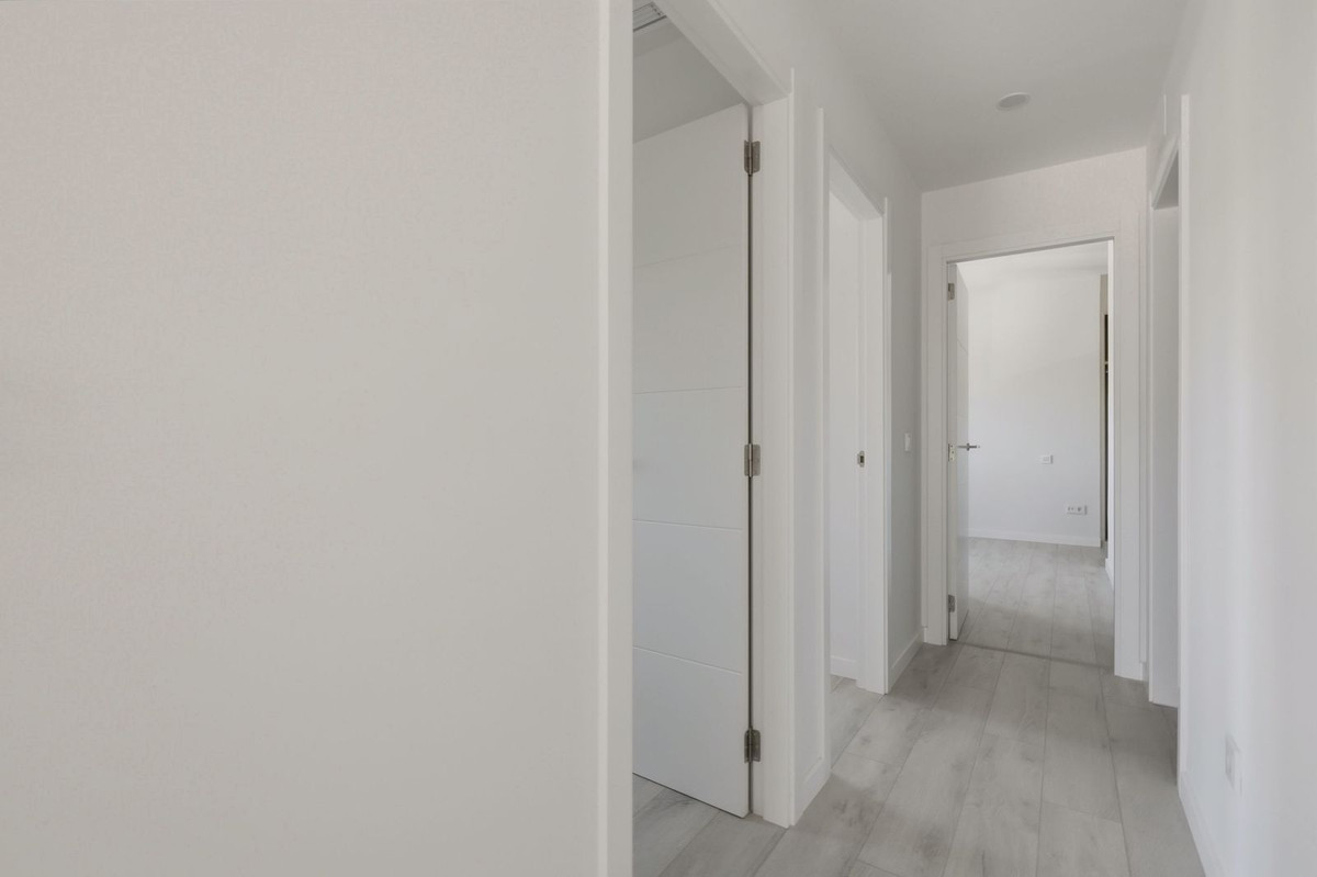 3 Bedroom Apartment in Estepona - Photo 25