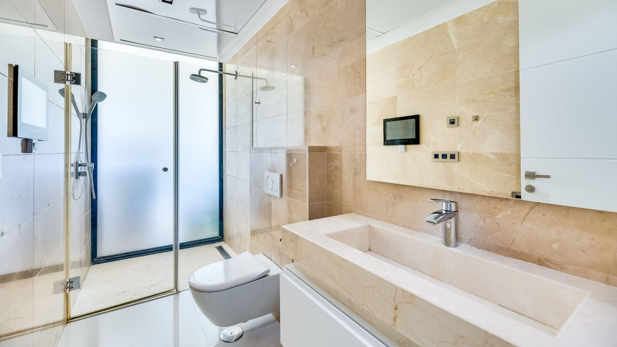 5 Bedroom Villa in Marbella - Photo 22